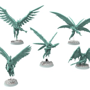Könnte beinhalten: Fünf teal-farbene Miniaturfiguren von geflügelten Kreaturen, jede auf einem kleinen, strukturierten Sockel. Die Figuren haben detaillierte Flügel und sind in verschiedenen Posen, einige mit Waffen. Der Hintergrund ist schlicht weiß.