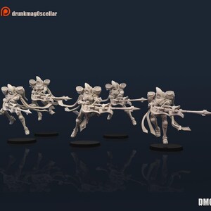 Puede incluir: Cuatro figuras en miniatura blancas de guerreros futuristas, cada una posando dinámicamente con armadura y armamento detallados. Las figuras están montadas sobre bases circulares negras, sobre un fondo oscuro. La imagen incluye el texto "drunkmag0scellar" y "DMC".