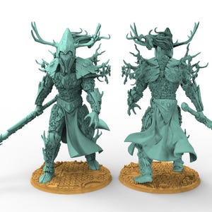 Könnte beinhalten: Hellgrüne Fantasy-Kriegerfigur mit gehörntem Helm, Rüstung und Schwert. Die Figur steht auf einem kreisförmigen Sockel. Das Bild zeigt sowohl die Vorder- als auch die Rückseite des Kriegers.