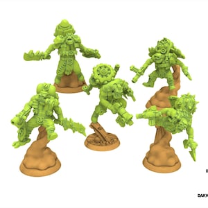 Puede incluir: Cinco figuras en miniatura verdes de guerreros futuristas, cada una posando dinámicamente sobre una base marrón. Las figuras están detalladas con armaduras, armas y elementos mecánicos. La imagen incluye el texto "DESIGNED BY DAKKADAKKA.STORE".