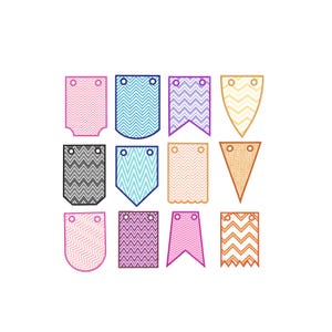 Può includere: Una collezione di dodici gagliardetti decorativi disposti in una griglia, ognuno caratterizzato da un distinto motivo a chevron in vari colori tra cui rosa, blu, viola, giallo, grigio, turchese, pesca e arancione, con diverse forme sul bordo.