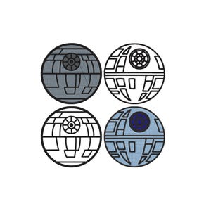Peut inclure: Quatre écussons brodés circulaires représentant des stations spatiales sphériques. Deux écussons présentent un motif quadrillé gris et noir avec une antenne circulaire, tandis que les deux autres sont soulignés de noir avec des détails blancs ou bleu clair.