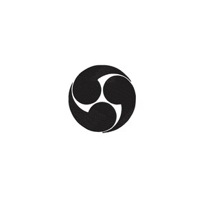 Puede incluir: Un emblema circular negro que presenta un diseño de tres formas similares a comas, conocido como mitsudomoe. El gráfico consta de tres formas arremolinadas en forma de gota dispuestas en rotación horaria dentro de un borde circular.
