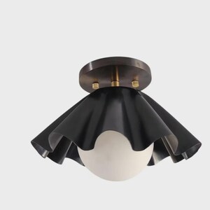 Lámpara de techo empotrada negra con volantes, estilo moderno de mediados de siglo, con aplique de techo festoneado de latón.