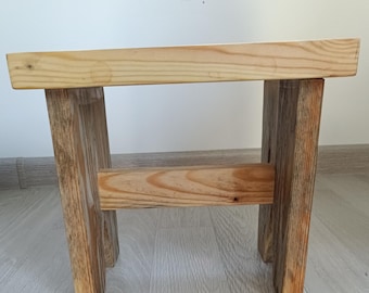 Taburete de pino hecho a mano