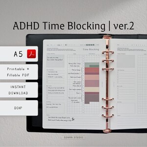 Könnte beinhalten: Ein offener A5-Ringbuchplaner mit ADHD Time Blocking ver.2-Seiten. Das weiße Papier enthält Abschnitte für Today's Mindset, Top Priorities, To-Do-Listen und einen farbcodierten Zeitplan mit stündlichen Blöcken und handschriftlichen Notizen.