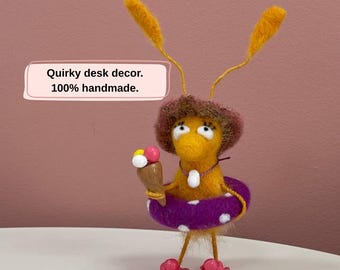 Zabawna rzeźba z wełny przedstawiająca karalucha, miniaturowa figurka filcowana igłą, fantazyjna dekoracja półki