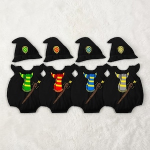 Può includere: Quattro tutine nere per bambini con cappelli da mago abbinati. Ogni tutina presenta un design a sciarpa colorata, una bacchetta e un fulmine. I cappelli hanno un'emblema a forma di stemma. I completi sono progettati per bambini.