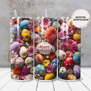Può includere: Tre bicchieri in acciaio inossidabile con cannucce, decorati con un design pasquale. Il design include uova di Pasqua decorate, fiori e la scritta "Happy Easter". I bicchieri sono riempiti con una vivace composizione floreale.