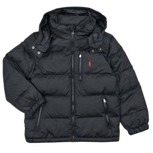 Könnte beinhalten: Eine schwarze Steppjacke mit abnehmbarer Kapuze, durchgehendem Frontreißverschluss und zwei unteren Reißverschlusstaschen. Eine kleine Brusttasche mit Reißverschluss ist vorhanden, sowie ein rotes gesticktes Logo eines Reiters.