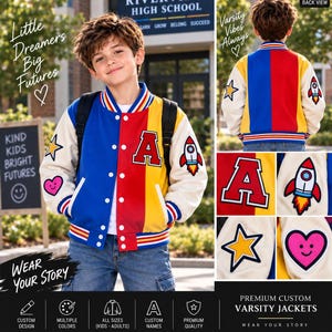 Op de afbeelding: Een varsity jack met kleurvlakken in rood, blauw en geel met crèmekleurige mouwen. Het jack is voorzien van een rode letter A-patch, een raket, een gele ster en een roze hart. Het jack heeft gestreepte boorden bij de mouwen en taille.