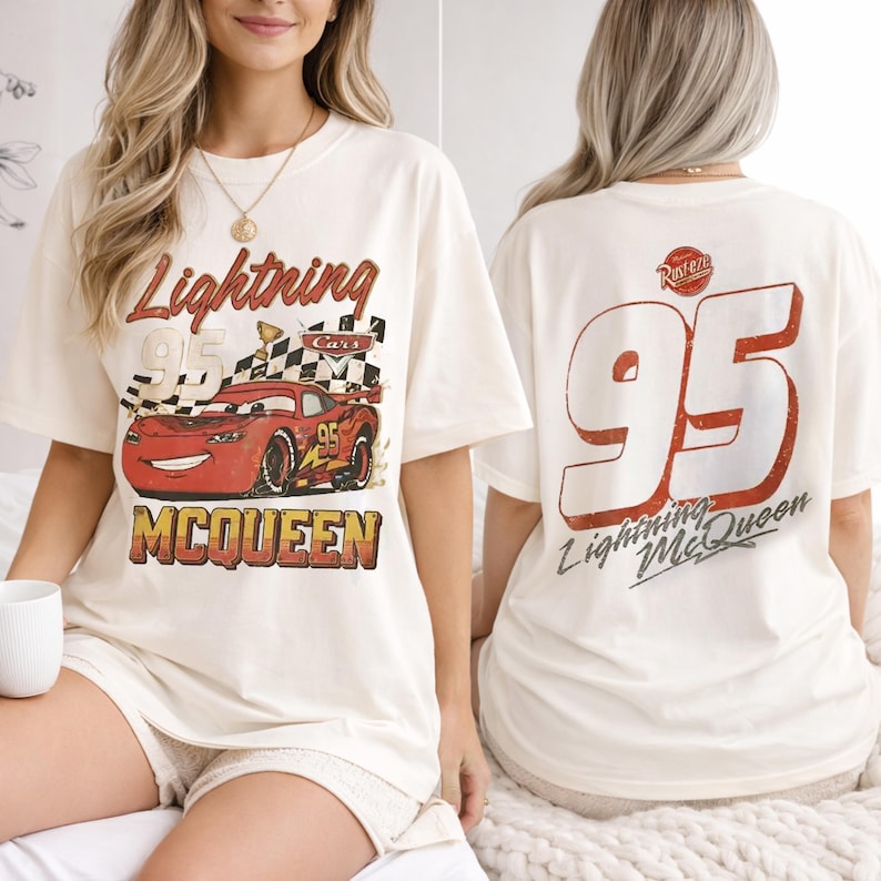 Puede incluir: Camiseta color crema con un gr&aacute;fico desgastado de Rayo McQueen de la pel&iacute;cula Cars. El dise&ntilde;o frontal incluye el texto "Lightning McQueen 95" y la parte trasera muestra un gran "95" con "Lightning McQueen" debajo.