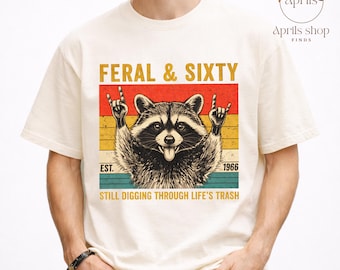 Camiseta Comfort Colors Feral & Sixty, camiseta personalizada para el 60 cumpleaños, camiseta vintage de mapache con el año personalizado.