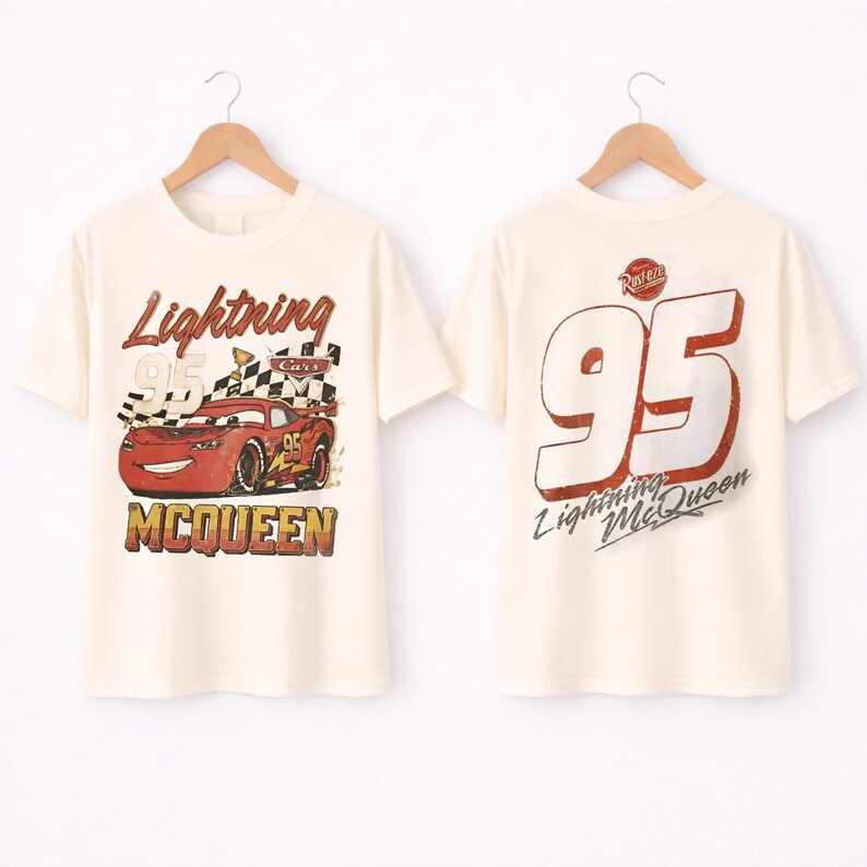 Puede incluir: Camiseta color crema con un gr&aacute;fico de Rayo McQueen de la pel&iacute;cula Cars. La parte delantera muestra el coche, el n&uacute;mero 95 y el texto "Lightning McQueen". La parte trasera de la camiseta tambi&eacute;n tiene el n&uacute;mero 95 y el logotipo de Lightning McQueen.