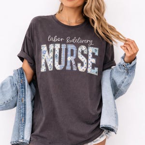 Peut inclure: Ensemble de trois mugs en céramique à finition mate et mouchetée. Les tasses sont de couleur crème, gris clair et gris foncé. Chaque mug présente un design minimaliste et une anse arrondie. Idéal pour le café ou le thé.