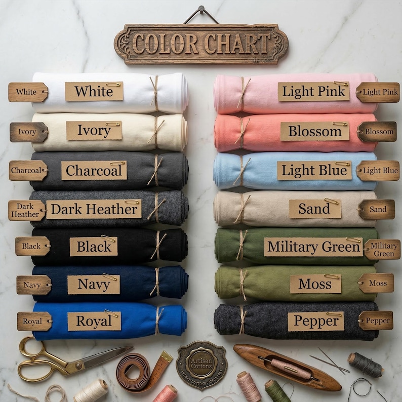 Puede incluir: Una carta de colores muestra muestras de tela enrolladas en varios colores, incluyendo blanco, marfil, carb&oacute;n, gris oscuro, negro, azul marino y real. Otros colores son rosa claro, flor, azul claro, arena, verde militar, musgo y pimienta. Cada rollo est&aacute; etiquetado.