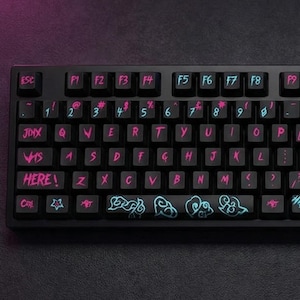Jinx Japanese Anime Keycap Set Graffiti Keycaps PBT OEM Profile MX Compatible Gaming Keyboard Keycaps Arcane Style Custom Caps
