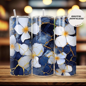 Op de afbeelding: Drie roestvrijstalen bekers met deksels en rietjes. De bekers hebben een ontwerp van witte bloemen met gele centra op een marineblauwe achtergrond met gouden accenten. De bekers hebben de tekst "DIGITAL DOWNLOAD".