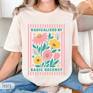 Radikaliserad av grundläggande anständighet komfortfärger skjorta, feministisk grafisk t-shirt, social rättvisa t-shirt, aktivist gåva jämlikhet sweatshirt hoodie