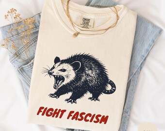 Koszulki z napisem „Resist Protest”, „Walcz z faszyzmem” w kolorze Opossum Comfort, „No Kings” – protest przeciwko Trumpowi