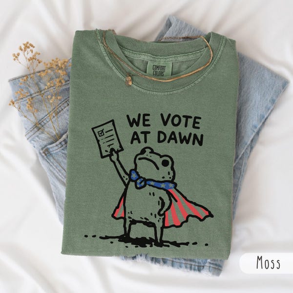 Camiseta Funny Frog Election 2026 Comfort Colors, Camiseta We Vote At Dawn, Moletom Político Frog Warrior Meme, Camiseta de Eleitor, Moletom com Capuz para o Dia da Votação