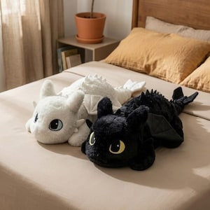 Pelúcia de Dragão Fúria da Noite com Peso / Almofada de Pelúcia Gigante Inspirada no Banguela – Preto/Branco – 68,5 cm