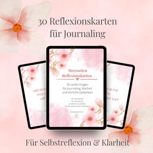 Könnte beinhalten: Drei digitale Tablets mit Journaling-Aufforderungen. Das mittlere Tablet zeigt "Herzseiten Reflexionskarten" und "30 sanfte Fragen für Journaling, Klarheit und ehrliche Gedanken." Der Hintergrund ist ein zartes Rosa mit floralen Akzenten.