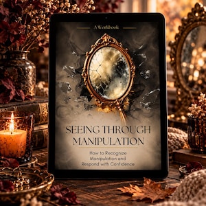 Puede incluir: Una tableta digital que muestra la portada de un libro de ejercicios titulada Seeing Through Manipulation: How to Recognize Manipulation and Respond with Confidence. La portada presenta un espejo ovalado dorado y agrietado entre humo oscuro.