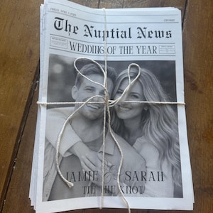 Pode incluir: Um monte de jornais a preto e branco amarrados com barbante. A manchete diz "The Nuptial News" com o texto "Wedding of the Year". A primeira página apresenta uma foto de um casal sorridente com os nomes "Jamie & Sarah" e a frase "Tie the Knot."