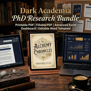 Może przedstawiać: Cyfrowy pakiet z tekstem "Dark Academia PhD Research Bundle" wyświetlany na laptopie, tablecie i ekranie komputera. Tablet pokazuje okładkę książki z tytułem "The Alchemy Chronicles". Filiżanka kawy i książki znajdują się na pierwszym planie.