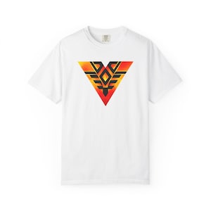 Camiseta con triángulo tribal geométrico / Camiseta con estampado de chevrón degradado al atardecer