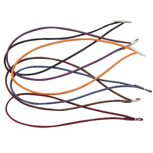 Może przedstawiać: Asortyment kolorowych gumek do włosów w różnych odcieniach, w tym fioletowym, czarnym, pomarańczowym, niebieskim i brązowym. Każda gumka ma srebrny metalowy koniec. Te akcesoria do włosów są przeznaczone do zabezpieczania i stylizacji włosów.