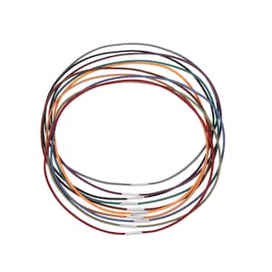 Puede incluir: Una colección de collares coloridos con un diseño minimalista. Cada collar presenta un cordón fino y flexible en diferentes colores, incluyendo rojo, naranja, verde y azul. Los cordones están conectados con pequeños cierres plateados.