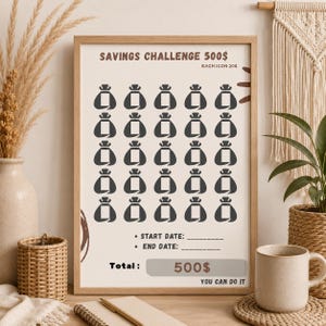 Peut inclure: Un tableau de défi d'épargne encadré avec un fond clair et du texte marron. Le tableau présente vingt-cinq icônes de sacs d'argent gris foncé, chacune représentant 20 dollars. Il inclut des champs pour la date de début, de fin et un total de 500 dollars.