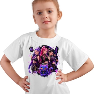 Pode incluir: Uma t-shirt branca de manga curta com uma impress&atilde;o gr&aacute;fica de tr&ecirc;s personagens estilo anime com cabelo roxo e rosa, acompanhados por um gato roxo com uma coroa, rodeados por pequenos &iacute;cones de cora&ccedil;&otilde;es, estrelas e caracteres de texto coreano.