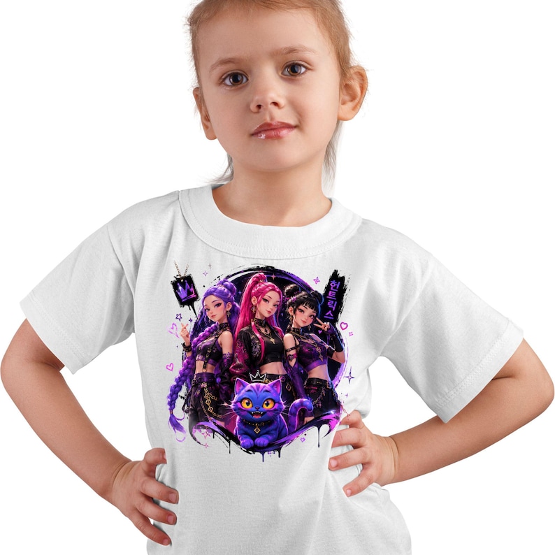Pode incluir: Uma t-shirt branca de manga curta com uma impress&atilde;o gr&aacute;fica de tr&ecirc;s personagens estilo anime com cabelo roxo e rosa, acompanhados por um gato roxo com uma coroa, rodeados por pequenos &iacute;cones de cora&ccedil;&otilde;es, estrelas e caracteres de texto coreano.