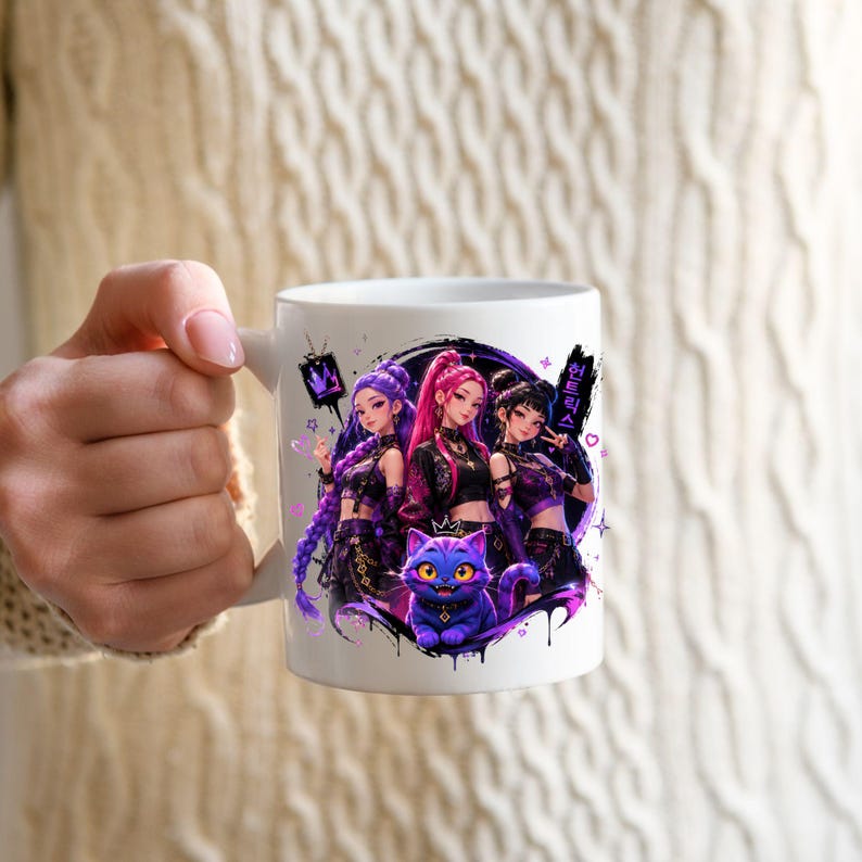 Pode incluir: Uma caneca de cer&acirc;mica branca com um gr&aacute;fico vibrante de tr&ecirc;s personagens estilo anime com cabelo roxo e rosa, acompanhados por um pequeno gato roxo com grandes olhos amarelos. O design inclui estrelas roxas, cora&ccedil;&otilde;es e caracteres de texto coreano.