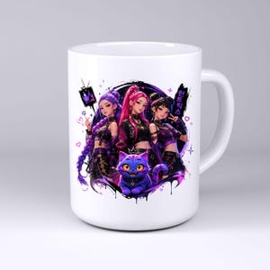 Pode incluir: Uma caneca de cer&acirc;mica branca com uma ilustra&ccedil;&atilde;o gr&aacute;fica de tr&ecirc;s personagens estilo anime com cabelo roxo e rosa, vestindo roupas escuras, e um gato roxo com grandes olhos amarelos. O design inclui pequenos cora&ccedil;&otilde;es, estrelas e texto em coreano.