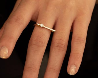 Anillo geométrico de una sola piedra / Joyería arquitectónica delicada / Anillo pequeño de una sola piedra de oro de 14 quilates para mujer / Anillo de compromiso minimalista de oro con circonita cúbica