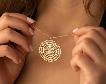 Collar Sri Yantra de oro / Colgante Sri Chakra de geometría sagrada / Amuleto de protección espiritual / Regalo de meditación / Collar Mandala para ella