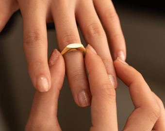 Anillo de sello de oro de 14 quilates con delicado corte marquesa / Anillo llamativo grabado / Anillo marquesa personalizado / Anillo con inicial personalizada para mujer