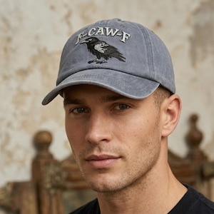 Gorra de béisbol con cuervo bordado / Gorra de béisbol con cuervo sarcástico, algodón lavado.