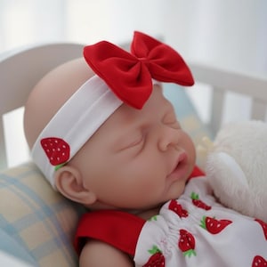 Realistische Reborn-Babypuppe | Lebensechte Neugeborenenpuppe | Erdbeer-Outfit | Sammlerstück | Geschenkidee zur Babyparty