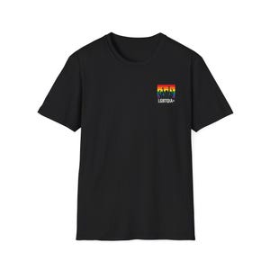 Può includere: T-shirt nera con una piccola grafica arcobaleno di persone che alzano le mani e la scritta "LGBTQIA+" in alto a sinistra. La maglietta è a girocollo.