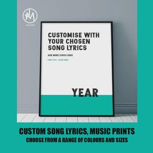 Puede incluir: Una impresión enmarcada con un borde negro. La impresión presenta el texto "CUSTOMISE WITH YOUR CHOSEN SONG LYRICS" y "YEAR". Una banda de color verde azulado está en la parte inferior. La parte inferior de la imagen dice "CUSTOM SONG LYRICS, MUSIC PRINTS CHOOSE FROM A RANGE OF COLOURS AND SIZES."