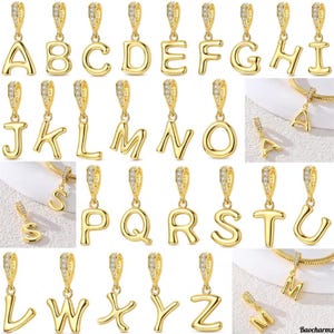 Pode incluir: Berloques dourados com letras do alfabeto, cada um com uma argola cravejada de cristais brilhantes. As letras de A a Z são exibidas, mostrando uma variedade de designs de pingentes. Estes berloques são adequados para pulseiras ou colares.