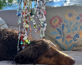 Cortina de cuentas estilo boho de 1 metro de largo, hecha a medida, ideal para puertas, como atrapasoles o para colgar en la pared. También disponible como separador de ambientes estilo hippie.