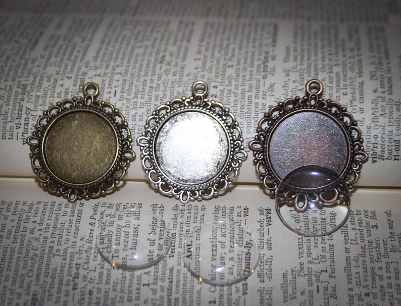 photo covers Round Lacy Edged 2 COMPLETE KITS to make Wedding Bridal Wedding Bouquet Charms Pendants 20mm Something Blue Gift for Bride