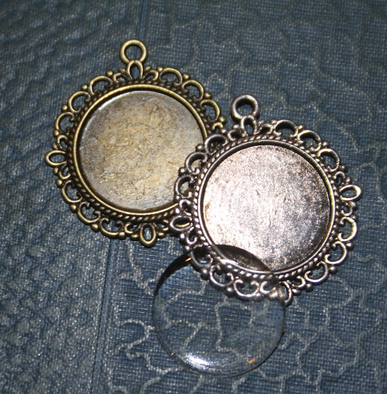 photo covers Round Lacy Edged 2 COMPLETE KITS to make Wedding Bridal Wedding Bouquet Charms Pendants 20mm Something Blue Gift for Bride