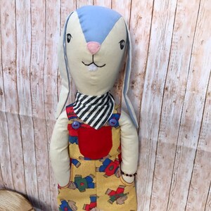 Pequeño conejito de tela de algodón crudo, orgánico. Amigo inseparable.
